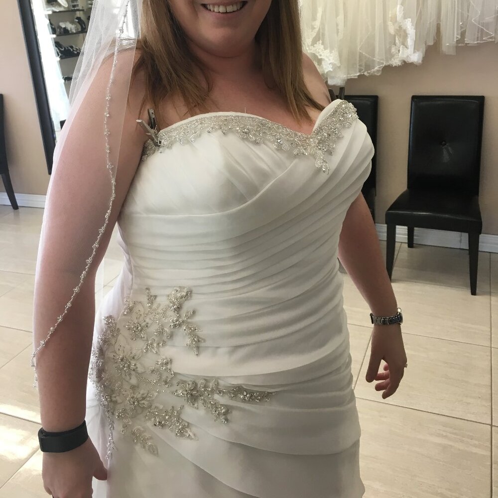 Wedding dress with sweetheart neckline appliaque